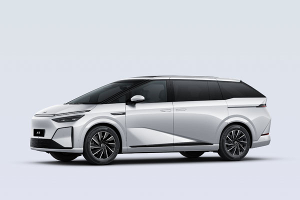 XPENG X9 FWD Standard Range